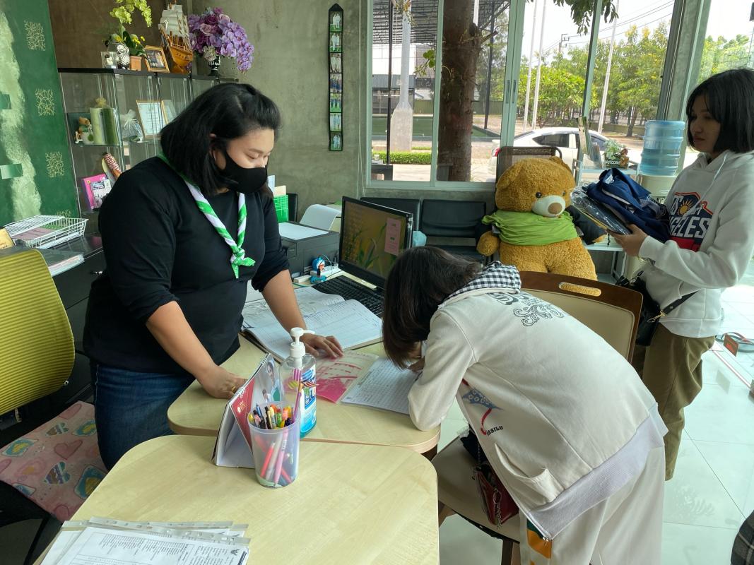 นักเรียนมารับชุดนักเรียน