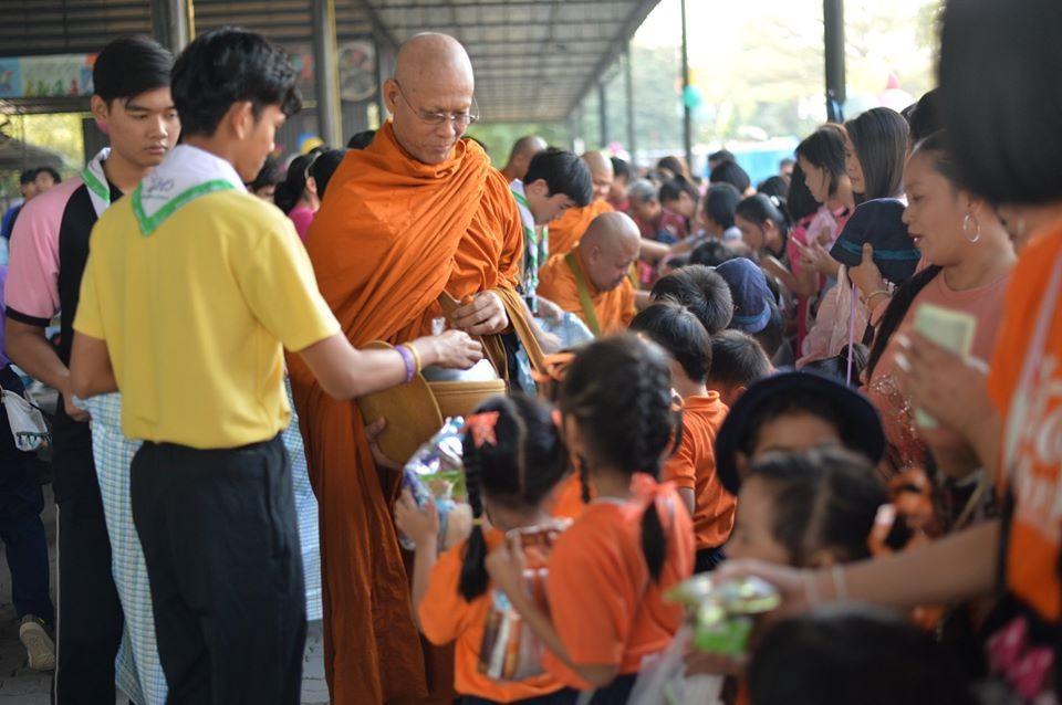 ทำบุญตักบาตรข้าวสารอาหารแห้ง