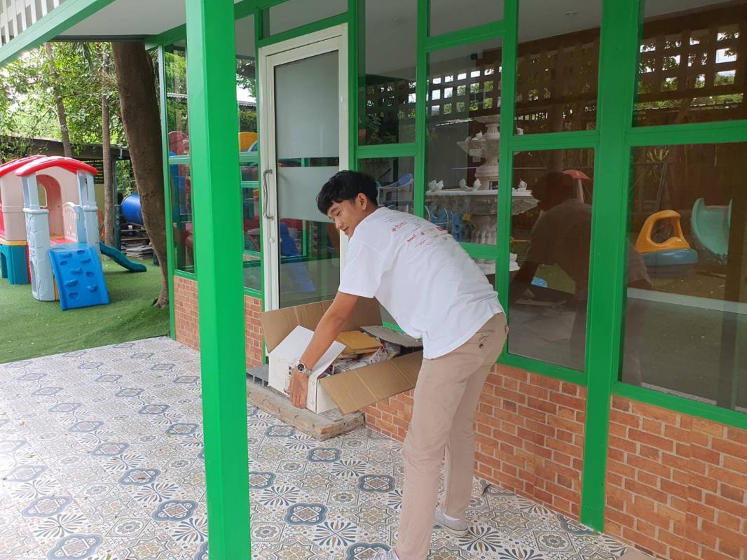 จิตอาสาเก็บของและจัดสถานที่