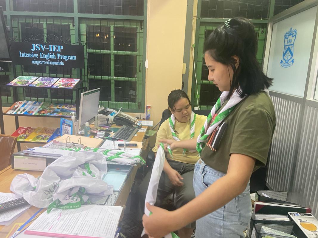 จิตอาสาเตรียมผ้าผูกคอให้ลูกเสือผู้นำสันติภาพ