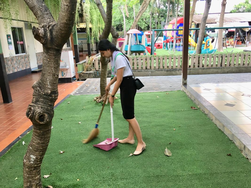 บำเพ็ญประโยชน์ กวาดเศษใบไม้