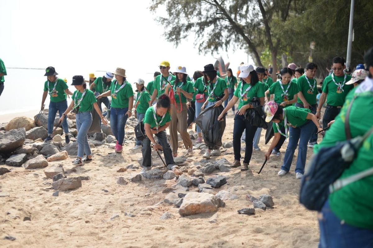 เก็บขยะตามชาย
