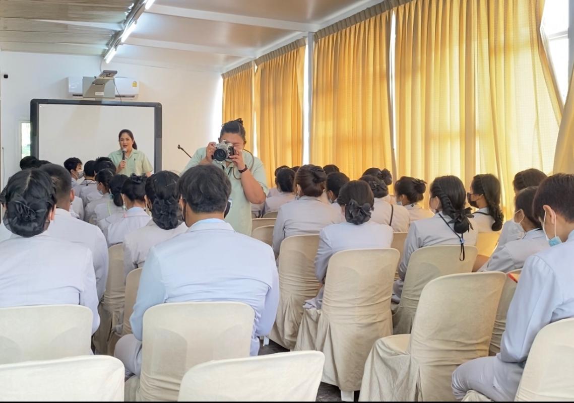 ปฏิบัติหน้าที่ถ่ายภาพในกิจกรรมการอบรมให้ความรู้ก่อนการฝึกประสบการณ์วิชาชีพ ประจำปีการศึกษา 2563