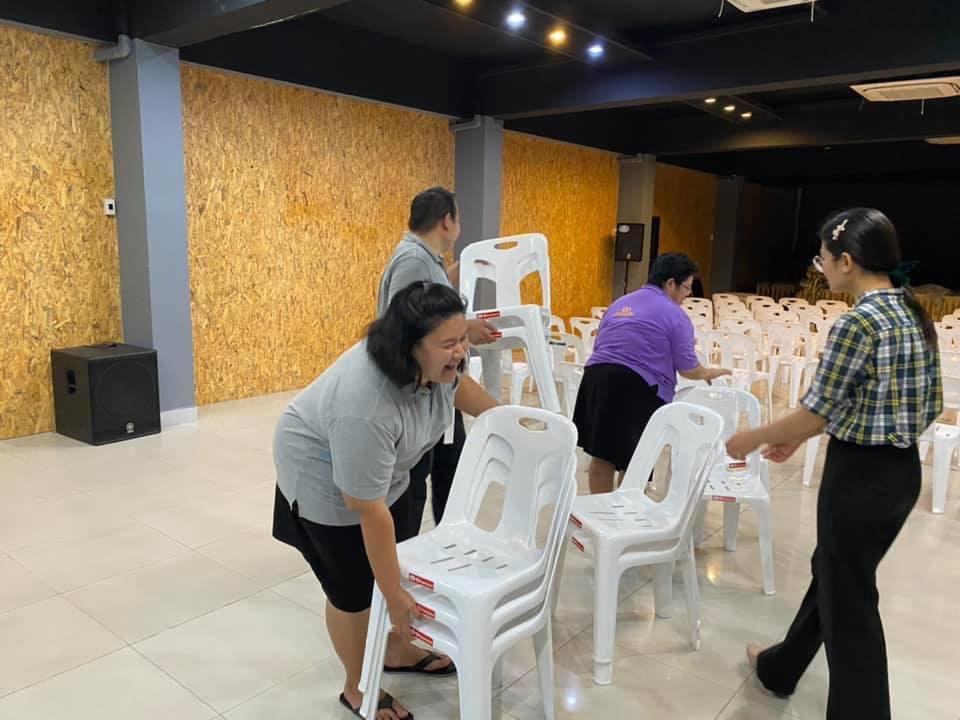 จิตอาสา จัด-เก็บ เก้าอี้ จัดสถานที่ห้องประชุมสำหรับการจัดงาน