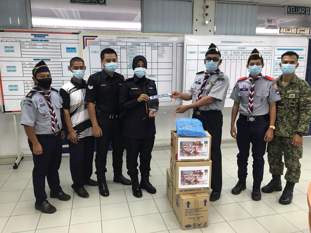 Pengagihan Face Shield kepada Balai Polis Daerah Maran dan Pejabat Kesihatan Daerah Maran