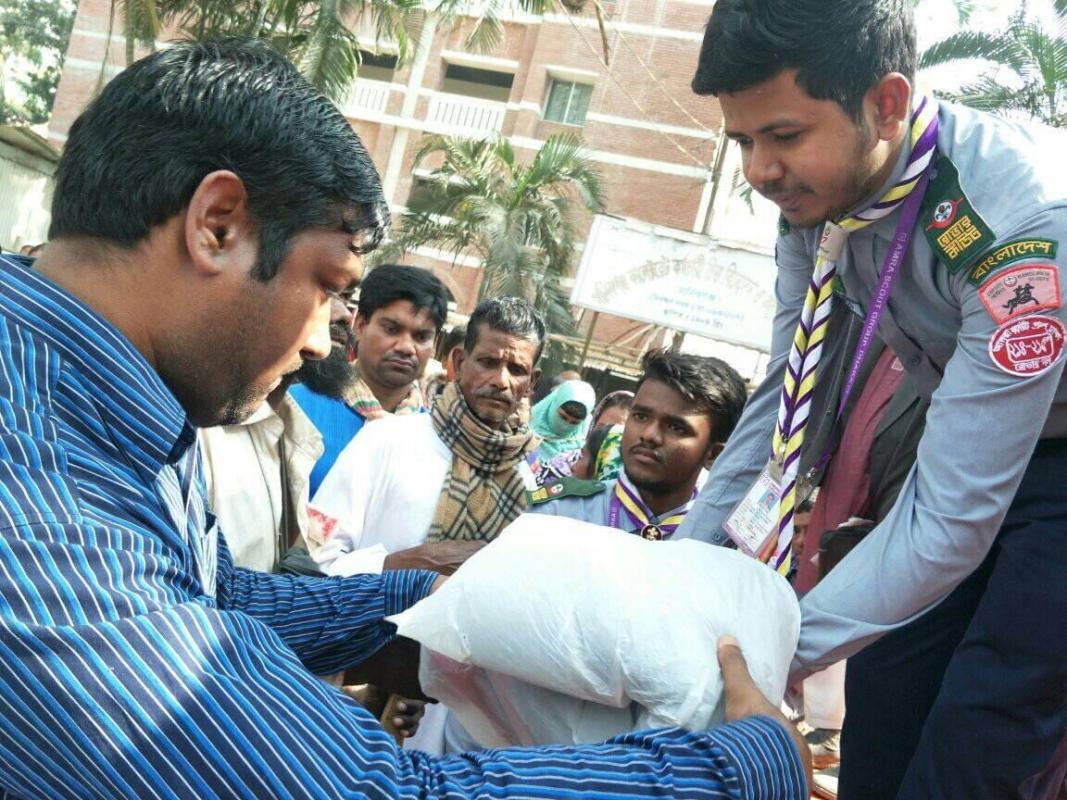 ত্রাণ বিতরণ