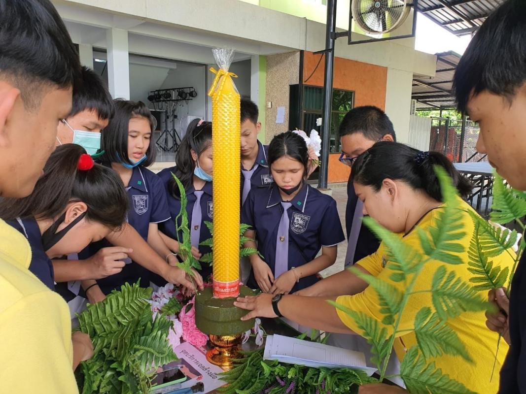 กิจกรรมตกแต่งต้นเทียนเนื่องในวันเข้าพรรษา