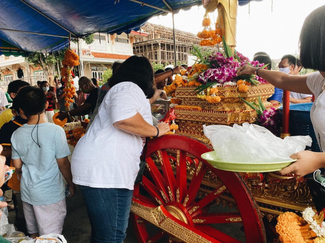 การทำบุญตักบาตรเทโว เนื่องในวันออกพรรษา