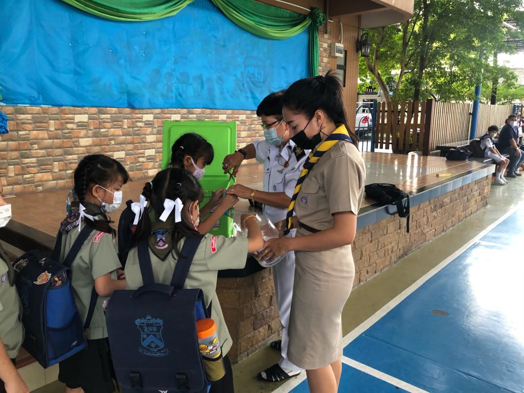 จิตอาสาแจกนม