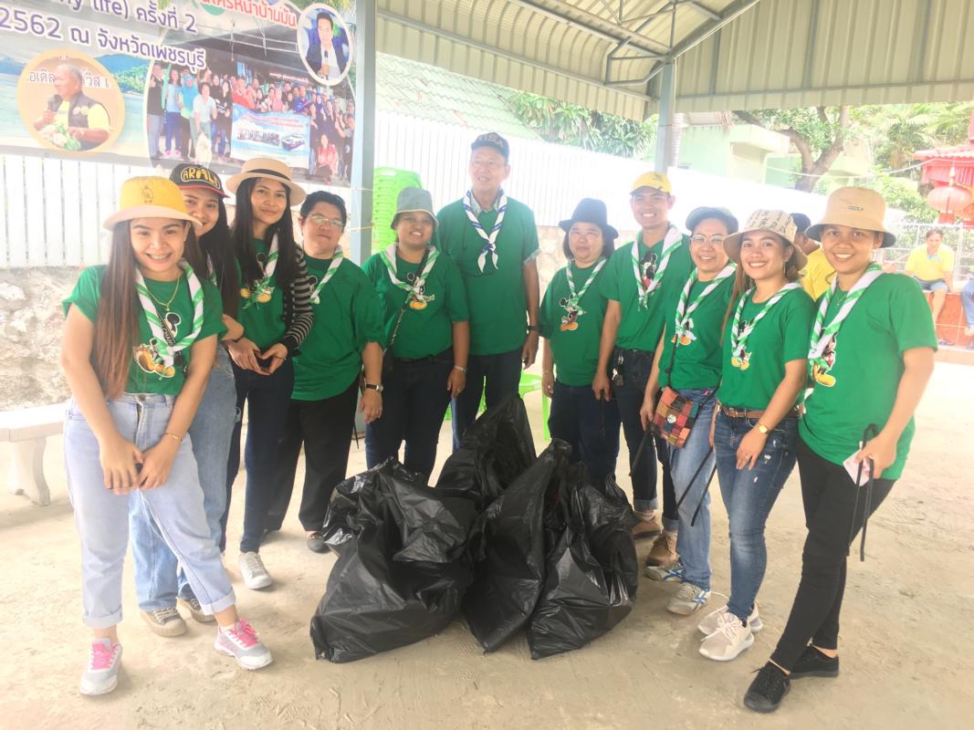 จิตอาสาเก็บขยะริดหาด