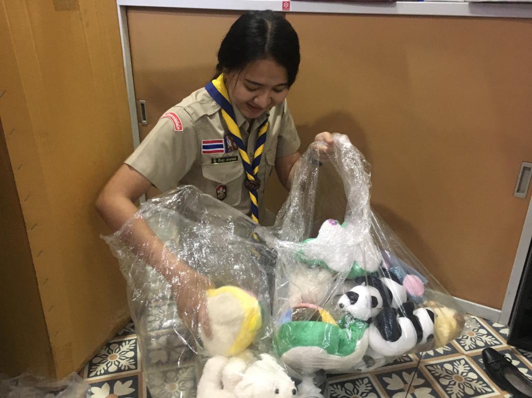 จิตอาสาห่อของขวัญวันเด็ก