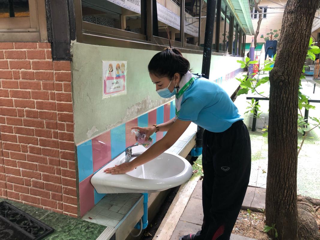 จิตอาสาทำความสะอาดอ่างล้างมือ