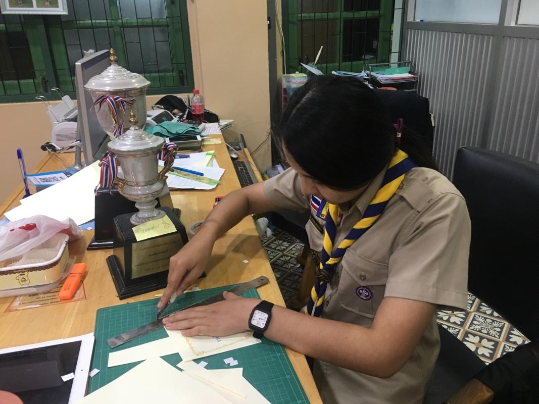 จิตอาสาทำป้ายติดโล่รางวัลนักกีฬา