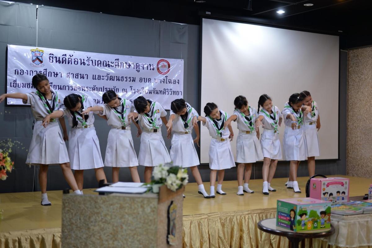 ลูกเสือทำการแสดงต้อนรับคณะศึกษาดูงาน