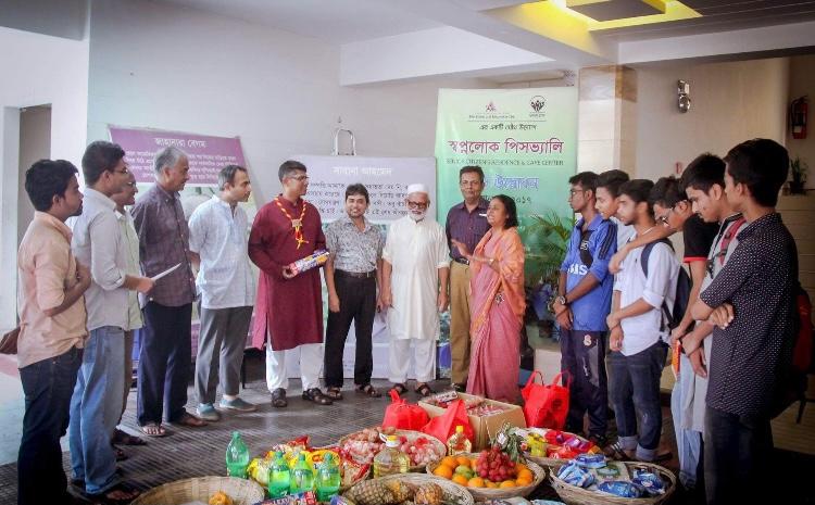 Sebabratee help at Old age home 