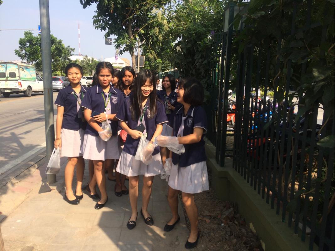 ตุมนักเรียน ช่วยกันเก็บขยะ
