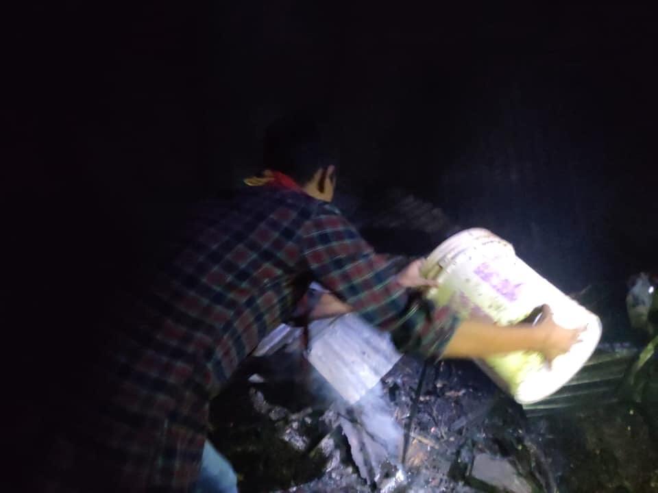আগুন নিয়ন্ত্রণ ও উদ্ধারকাজে সহায়তা করে একাত্তর মুক্ত রোভার স্কাউট এর রোভার সদস্যরা।  