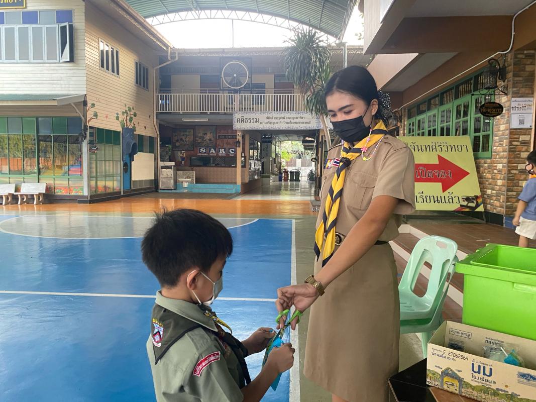 อาสาตัดนมให้นักเรัยน