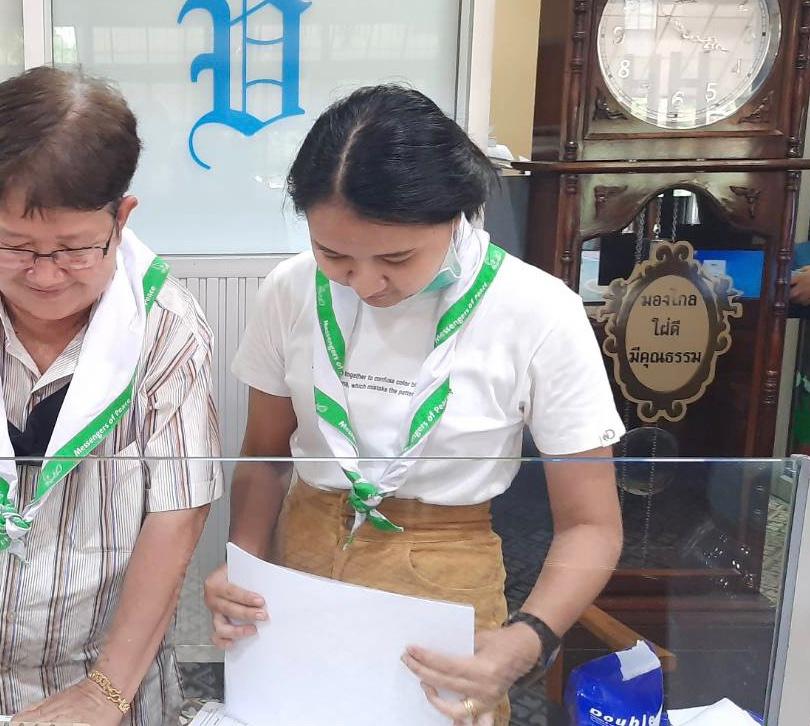 จิตอาสาจัดเอกสารให้เด็กนักเรียน