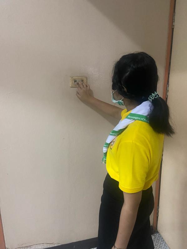 จิตอาสาช่วยปิดไฟอาคารเรียน หลังเลิกใช้งาน