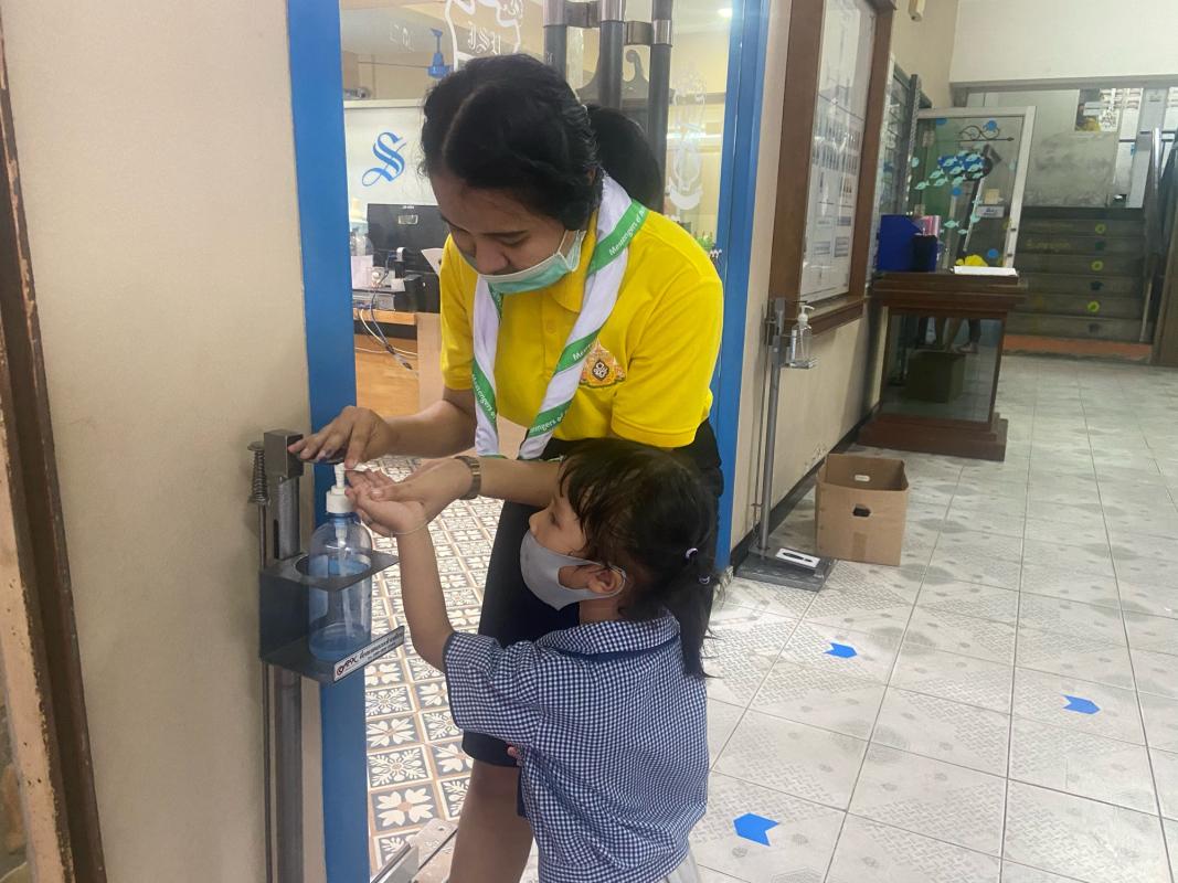 จิตอาสากดเจลล้างมือให้นักเรียนขั้นอนุบาล
