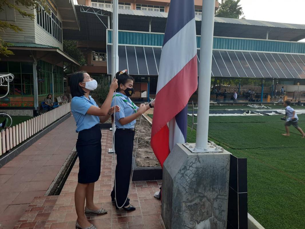 จิตอาสา เชิญธงชาติลง