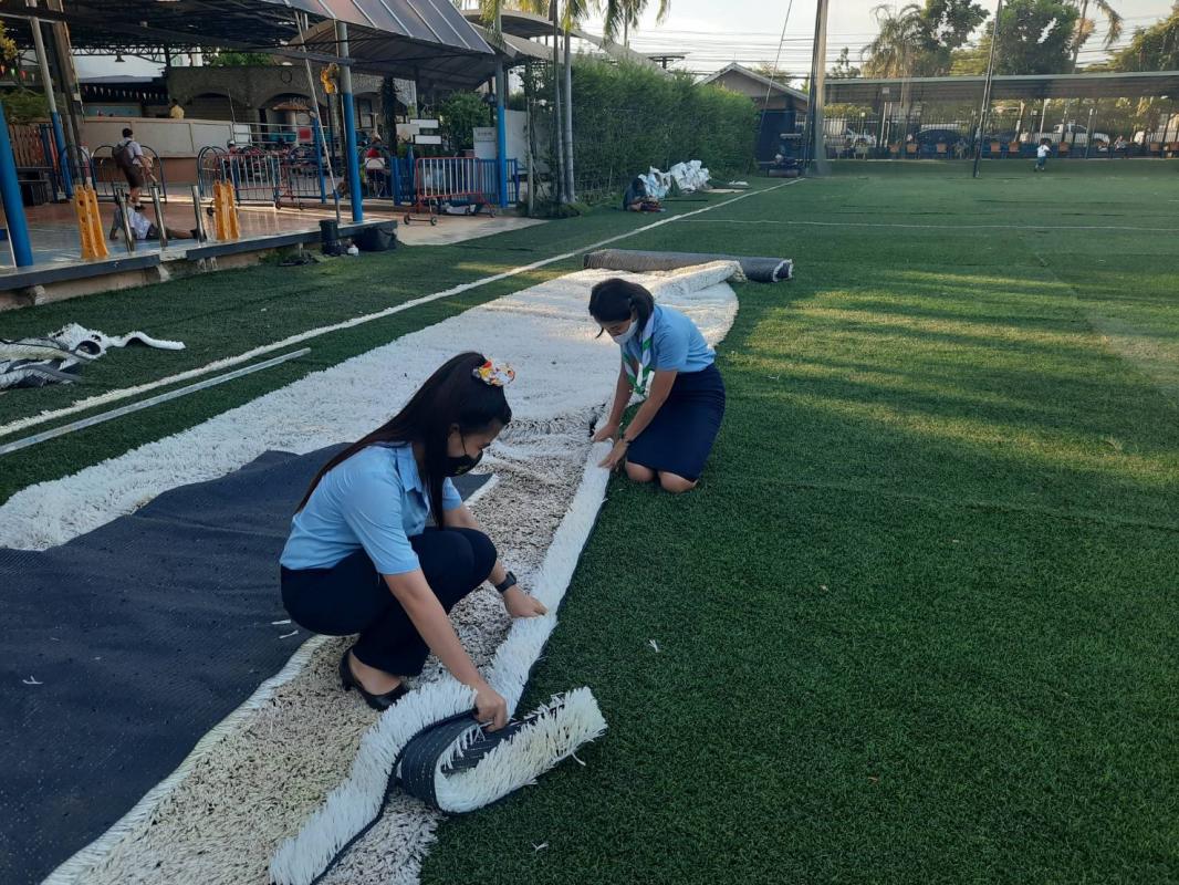 จิตอาสา ปูพื้นสนามหญ้าเทียม