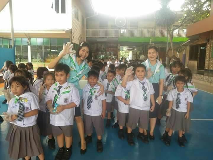 นักเรียน และ คุณครู ทำความสะอาดรอบบริเวณโรงเรียน