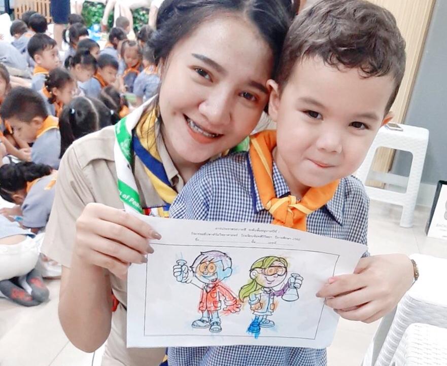 สอนนักเรียนชั้นอนุบาลระบายสี