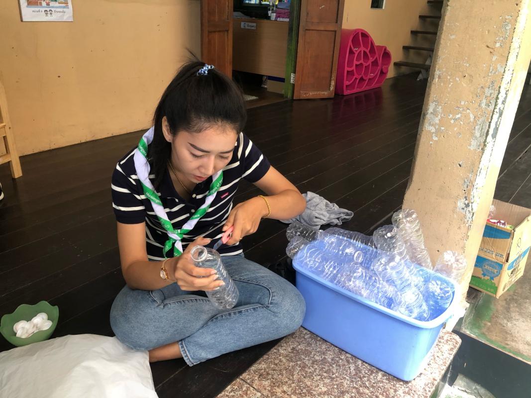 จิตอาสาตัดขวดเตรียมปลูกถั่วงอกออร์แกนิค