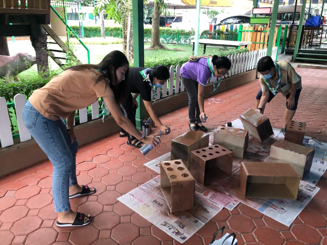 จิตอาสาพ่นสีทำสื่อวันน้อมรำลึก