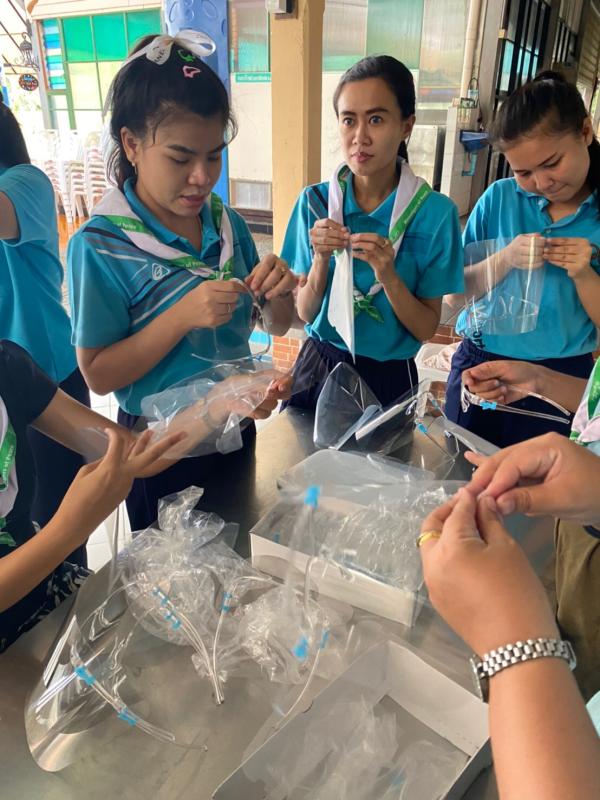 จิตอาสาทำหน้ากาก