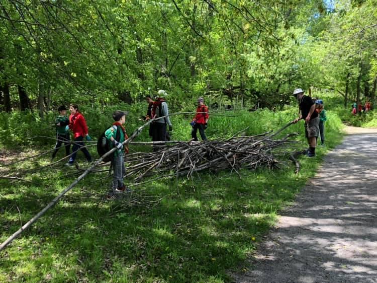 Nettoyage du Parc des îles de Boucherville par les louveteaux et les scouts du 32e Groupe scout Ste-Famille