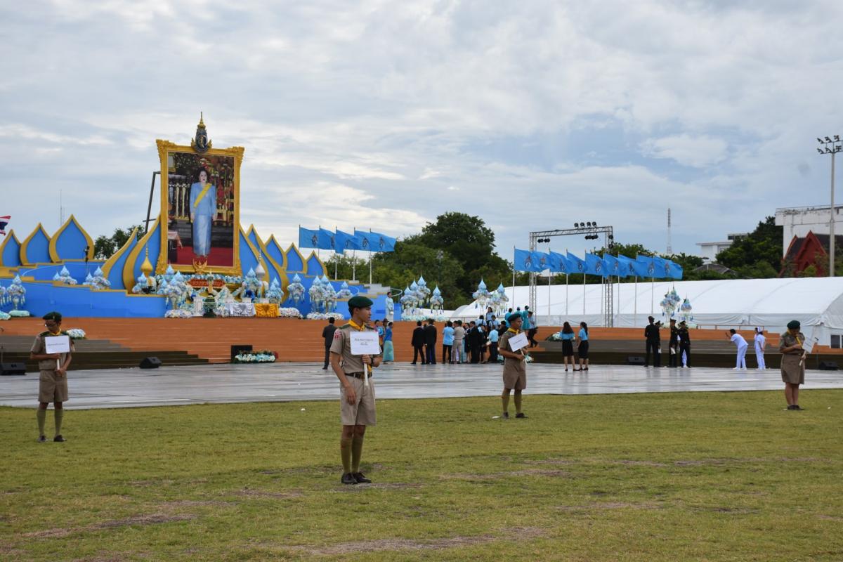 บริการประชาชนในพิธีจุดเทียนถวายพระพรชัยมงคล สมเด็จพระนางเจ้าสิริกิติ์ พระบรมราชินีนาถ พระบรมราชชนนีพันปีหลวง 
