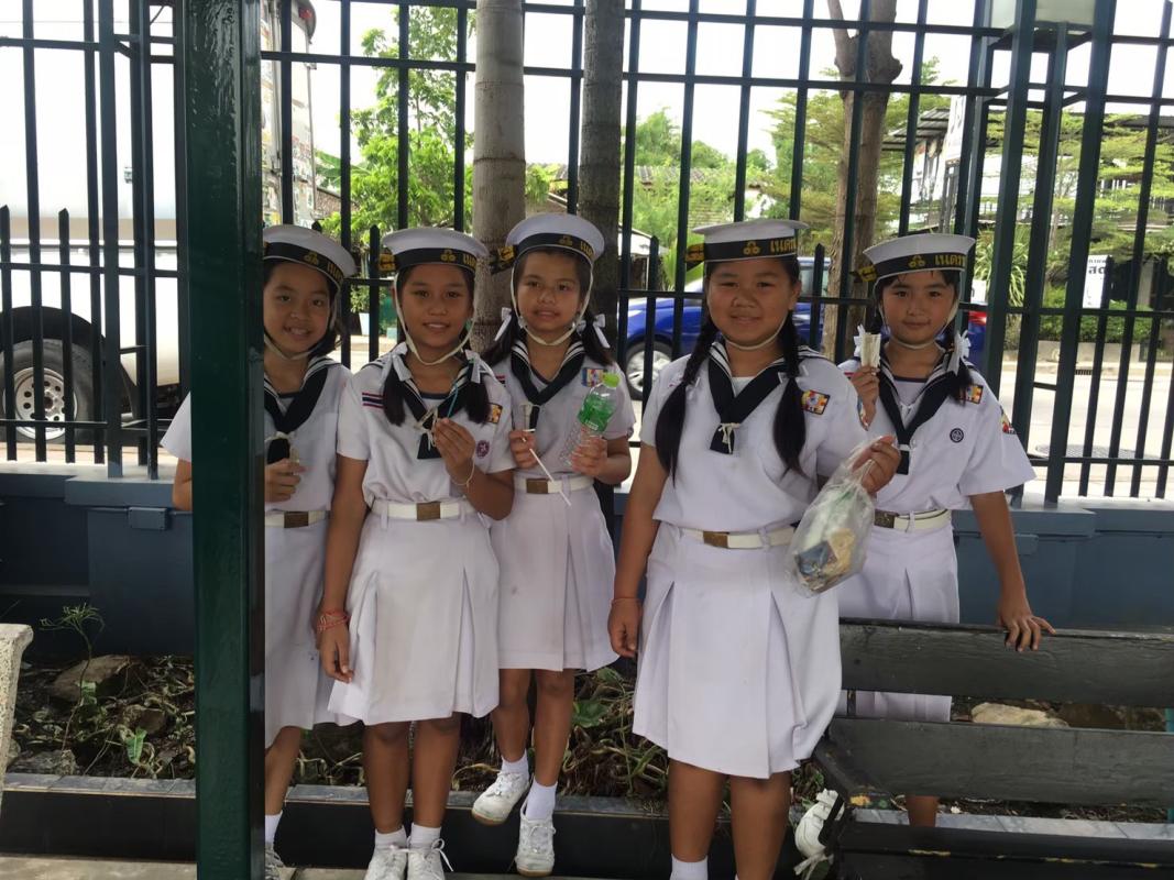 ทำความสะอาดและเก็บขยะภายในโรงเรียน