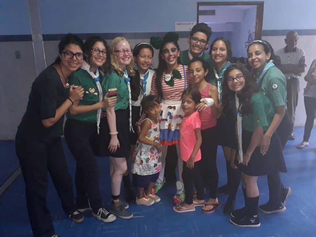 Regalando Sonrisas A Niños En Busca De Ellas