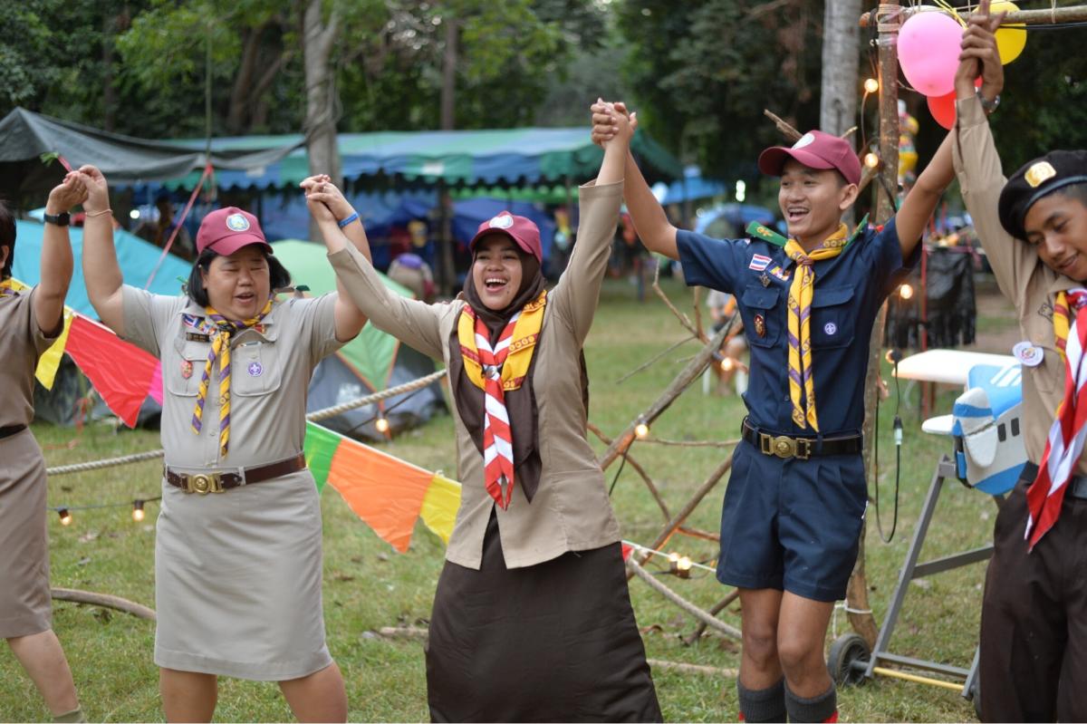 ทำกิจกรรมร่วมกับชาวต่างชาติ ในงานชุมนุมลูกเสือแห่งชาติ ครั้งที่ 21