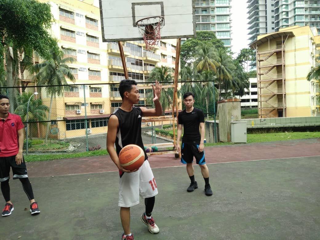 Latihan pusat bola keranjang 