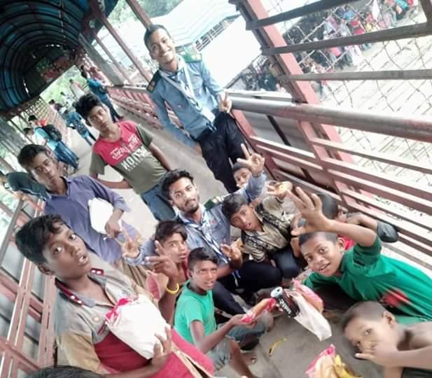 পথশিশুদের মাঝে খাবার বিতরন