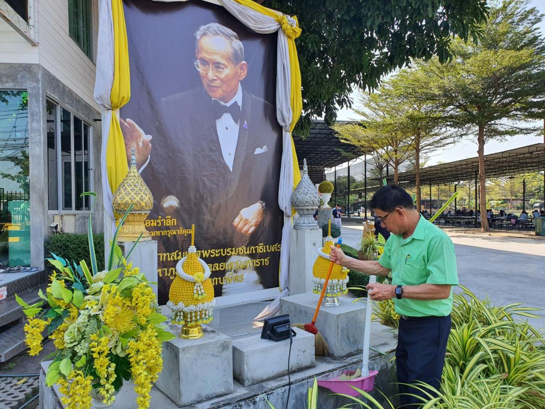 ทำความสะอาดหน้าลานพระบรมรูป