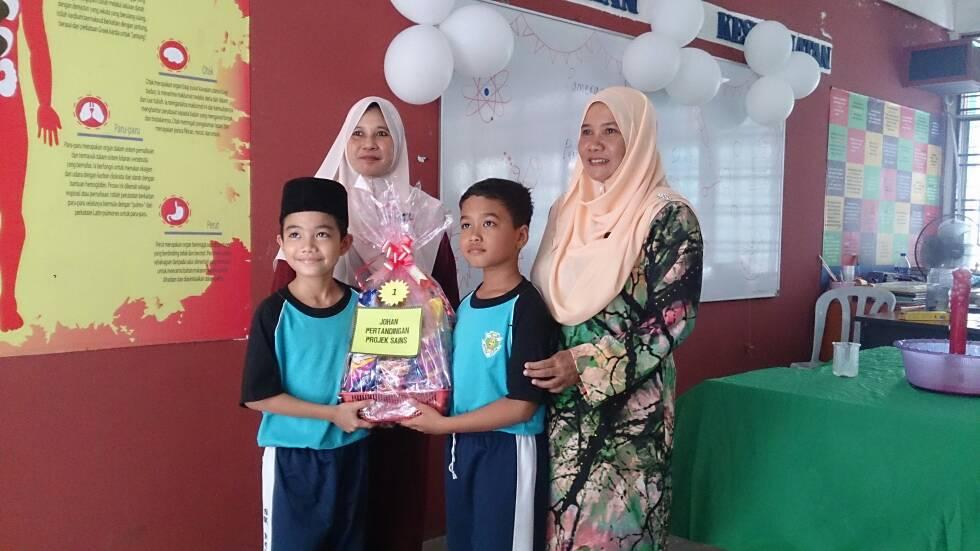 PROJEK INOVASI MENGGUNAKAN BAHAN KITAR SEMULA