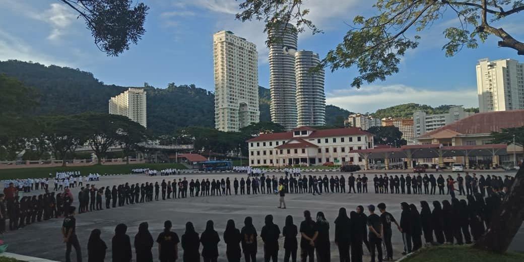 Istiadat Menaik dan Menurunkan Bendera serta Ladam Kuda