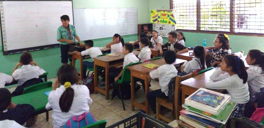 Re usando por una mejor educación.