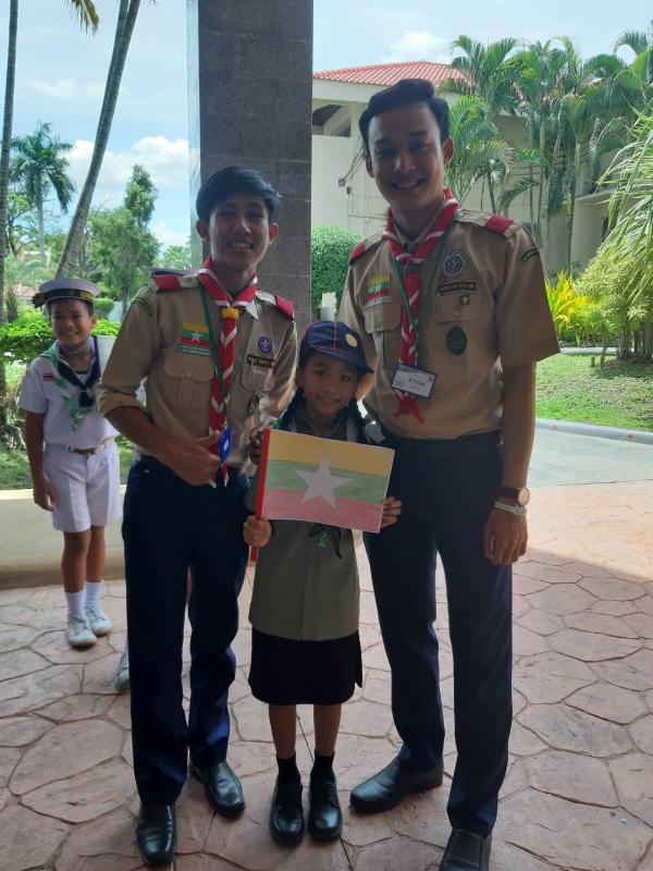 ลูกเสือน้อยมาตอนรับลูกเสือต่างชาติจ้า