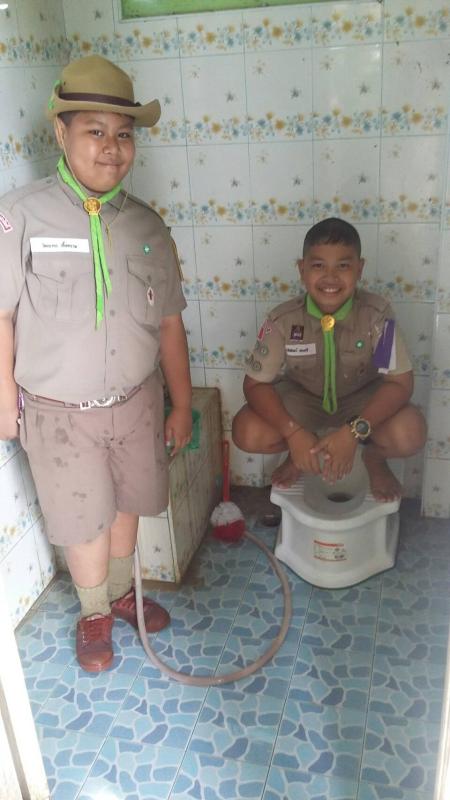 ลูกจิตอาสาห้องน้ำสะอาด