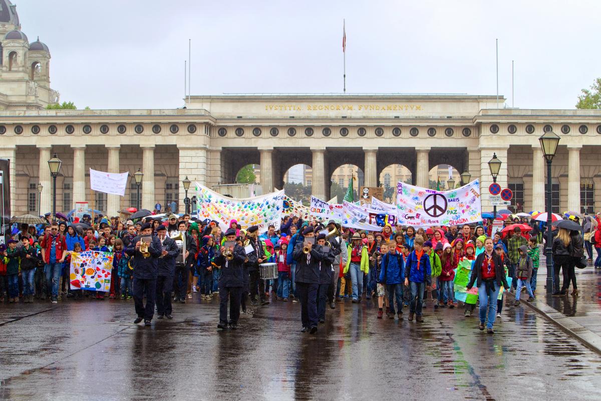 Guides and Scouts as messengers of peace