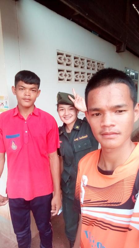 แจกใบinformationลงประชามติ