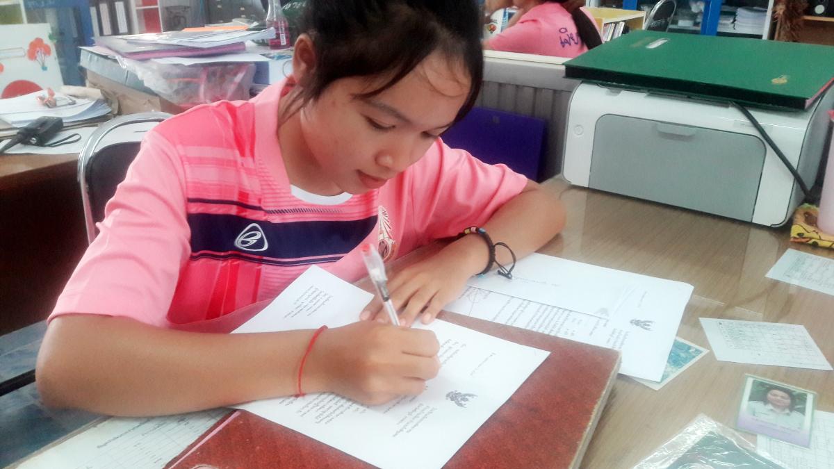 ช่วยครูเขียนการ์ดเชิญโรงเรียนต่างๆเข้าร่วมกิจกรรมวันวิทยาศาสตร์
