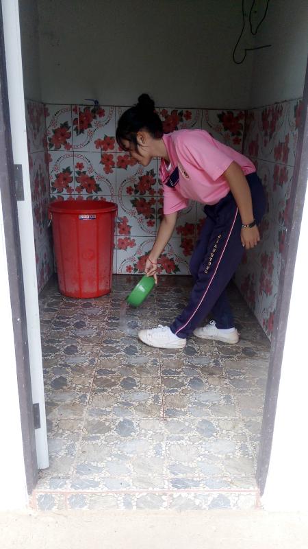ล้างห้องน้ำที่วัดโพธิ์เย็น