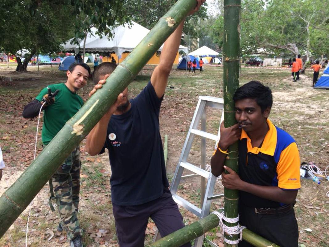 Teaching scouts kids about lashing
